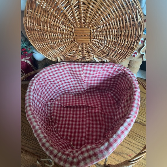 🩷 Rare Vintage 1972 Large
Heart Shape Wicker
Basket ‼️FINAL SALE - Picture 10 of 10